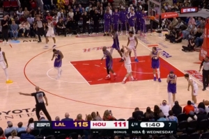 自己打啊！申京冲筐突然回传 谢泼德反应不及球出界失误