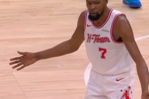 无奈！里夫斯突破造了杜兰特的犯规 后者冲裁判摊了个手