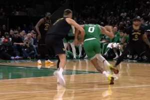 凌波微步！塔图姆弧顶单挑波津 中路突击连续过掉防守上篮打中