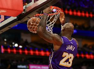 老夫聊发少年狂！詹姆斯单场完成三记空接扣篮 追平生涯最高纪录
