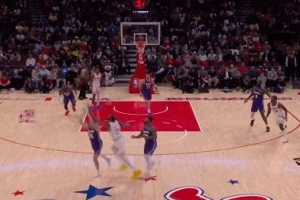 就是没办法！杜兰特弧顶再遭包夹 又险些失误