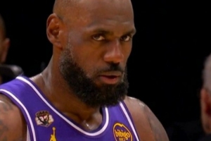 梦回灭霸詹？41岁老汉扣翻全场 发狠眼神杀气侧漏！