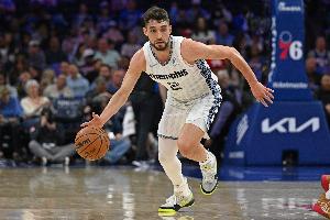 手感出色！杰罗姆上半场9中5&三分4中3 砍下13分5板2助