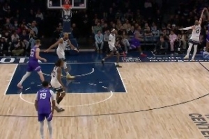 迪文岑佐扑防森萨博被吹三分犯规 回放后改判森萨博踢腿进攻犯规