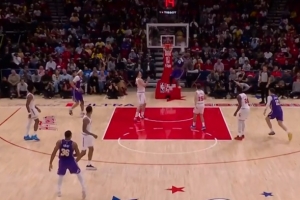 舒展！斯玛特仙人指路 詹姆斯反跑起飞单臂潇洒灌篮