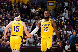 里夫斯谈带伤出战背靠背：不能在41岁球员出战的情况下选择休战