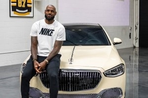 詹姆斯定制的迈巴赫S680奢华座驾！浅象牙白漆面+各种Logo细节