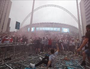 卫报：英国将无票入场列为刑事犯罪，将处最高五年禁令1000镑罚款