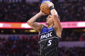 效率不高！班凯罗半场11投仅4中拿到14分出现3失误 正负值-12