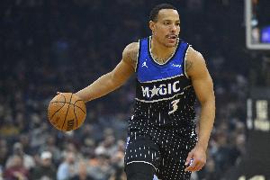 苦苦支撑！贝恩半场11中5拿全队最高16分6板 三分3中2