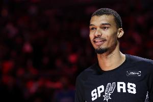 文班：投进绝杀球后我大吼着回防 有个观众把酒洒到了我身上