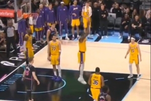 谜之操作！艾顿禁区内连续开合跳 通过对抗空气假装防守对手三分