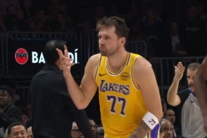 打回来了！东契奇面对阿德巴约三分命中 率队完成反超