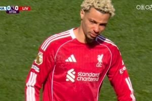 含泪离场！埃基蒂克受伤试图坚持未果，开场不到7分钟被换下场