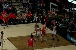 终于拿到首分！杨瀚森要位队友不给球 连续补篮终于命中！