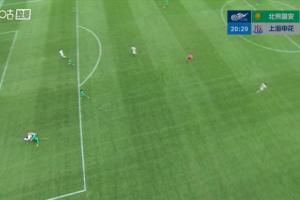 申花前场反抢，米内罗趟球过大，贾非凡关键铲球解围