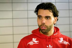 遇到过的最强前锋？拉亚：我会说是C罗，我还没和梅西交过手呢