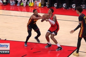 值！小贾巴里·史密斯强攻造杀伤 老鹰挑战成功取消犯规拿到球权