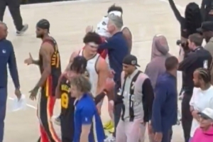 相逢一笑！库明加赛后和前队友&科尔拥抱致意 还和库里聊了一会