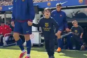 表达关爱！巴萨球员赛前手牵唐氏综合症儿童入场