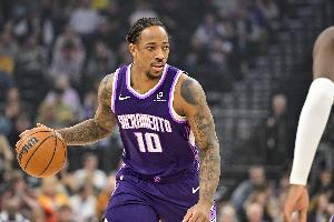 改打组织了？德罗赞送全场最多8次助攻 另7投3中拿到10分1盖帽