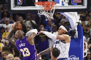 班凯罗没打手詹姆斯！湖记炮轰：完全不对！吹罚完全看人下菜