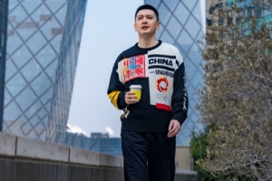 帅气依旧！杨鸣更新社媒晒个人照：北漂