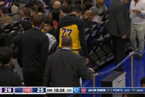 希望没事啊！东契奇膝盖有些不适 已返回更衣室