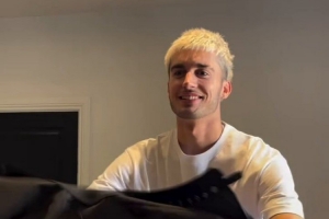 这发型打几分？加纳乔休赛期更换新发型