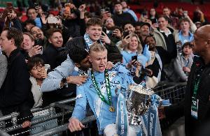 魔人无语了！哈兰德拿着奖杯与球迷合影，遭一男球迷强吻