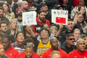 有淄博老乡来现场支持杨瀚森 高举国旗和写有后者名字的牌子