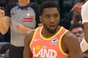 真杀红眼了！米切尔第三节7中6高效砍下16分1篮板