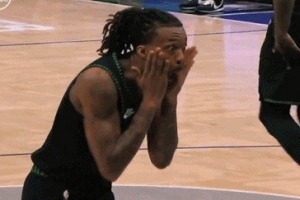 一脸不可思议！海兰德撞倒芬尼·史密斯被吹犯规 森林狼挑战成功