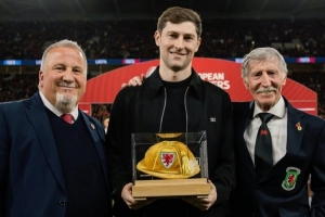 本·戴维斯达成威尔士出战100场里程碑，获颁“金色帽子”纪念品