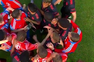 经典回顾：拜仁球员围在一起用手机刷多特比赛结果，随后庆祝夺冠