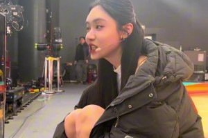 里夫斯神奇绝平+东契奇后仰绝杀，让美娜在演播间看爽了！