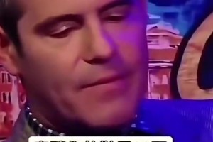 一个敢问一个敢答！主持人问奥胖有多长，奥胖竟直接用鞋子比划