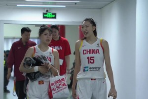名宿来探班了！赛后王治郅和中国女篮三塔一同走回更衣室