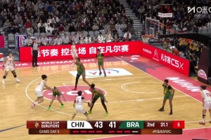 投篮十分坚决！李月汝无视对手补防果断出手，飚进准压哨三分！