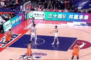 赛后库里将比赛用球送给科尔，祝贺科尔教练职业生涯第600次胜利.