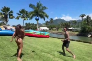 米利唐老婆比基尼颠球，球技惊人！这难道就是皇马隐藏后卫？