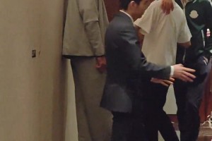 网友在饭店偶遇易建联！看这状态好像喝多了，都靠墙了