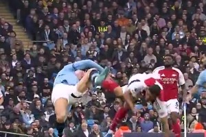 国外网友：哈兰德曾连续两次撞翻阿森纳的钢铁防线