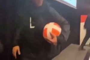 小罗：本想给球迷送球，你们咋太客气了还送回来