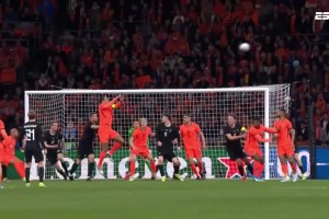 荷兰1-1扳平比分！范戴克高高跃起头球破门，库普梅纳斯角球助攻